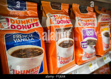 Eine Anzeige von Dunkin Donuts Kaffee auf einem Supermarktregal in New York auf Samstag, 29. August 2015. J.m. Smucker Co. berichtete Kaffee-Geschäft stieg um 12 Prozent zum ersten Mal in 11 Quartalen Erziehung Gesamtergebnis des Unternehmens.  Smucker macht Folgers und Dunkin Donuts Marke Kaffees. (© Richard B. Levine) Stockfoto