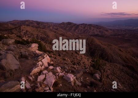 Malerische kleine San Bernardino Berge und Coachella Valley View. Salton Sea und Santa Rosa Berge in der Ferne. Südkalifornien Stockfoto