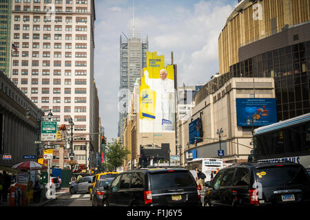 Eine unvollendete Plakatwand in der Nähe von Madison Square Garden schmückt das Bild des Papstes Francis vor seinem Besuch in New York, auf Montag, 31. August 2015 gesehen. Der Heilige Vater führt eine Masse im Madison Square Garden am 25 September als Teil seiner New York-Route die möglicherweise oder möglicherweise nicht enthalten einen Besuch zum Central Park. Der Papst wird in den USA vom 22. September Besuch in Washington DC, New York und Philadelphia.  (© Richard B. Levine) Stockfoto