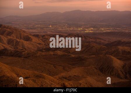 Indio und Coachella Stadt im Coachella Valley, California, Vereinigte Staaten von Amerika. Sonnenuntergang Panorama. Stockfoto