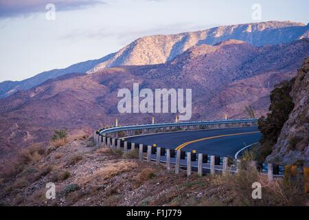 Bergstraße in Südkalifornien. Coachella Valley Gebiet. Kalifornien, USA. Stockfoto