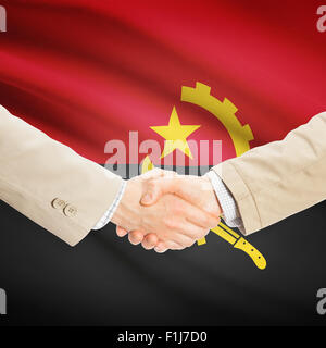 Geschäftsleute Händeschütteln mit Flagge auf Hintergrund - Angola Stockfoto