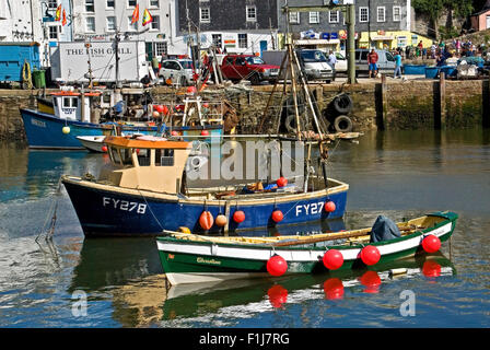 Mevagissey in Cornwall, England und eine Sammlung von Fischerboote im kleinen Hafen an einem Sommermorgen vertäut. Stockfoto