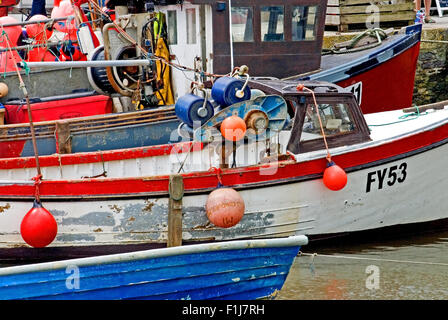 Mevagissey in Cornwall, England und eine Sammlung von Fischerboote im kleinen Hafen an einem Sommermorgen vertäut. Stockfoto