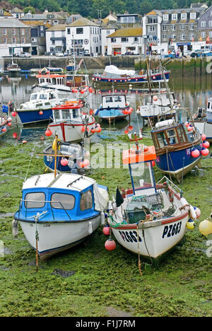 Mevagissey in Cornwall, England und eine Sammlung von Fischerboote im kleinen Hafen an einem Sommermorgen vertäut. Stockfoto