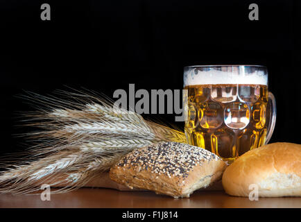 Pint Bier mit Weizen auf schwarzem Hintergrund. Stockfoto