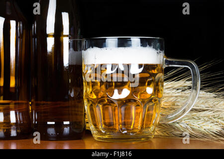 Pint Bier mit Weizen auf schwarzem Hintergrund. Stockfoto