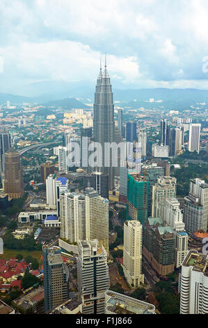 KUALA LUMPUR, MALAYSIA - 17. November 2010: Innenstadt von Kuala Lumpur mit Petronas Twin Towers Stockfoto