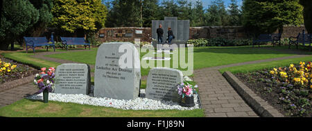 Breit beschossen mit Besuchern der Lockerbie PA103 Denkmal, Schottland Stockfoto