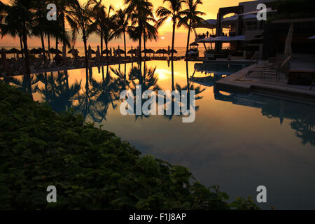 Vallarta Bay, Nacht, still, reflektiert, erstaunliche Farben, Sonnenuntergang, Sonnenuntergang, Mexiko, Puerto, Vallarta, Pazifik, Schwimmbad, Reflexionen, still Stockfoto