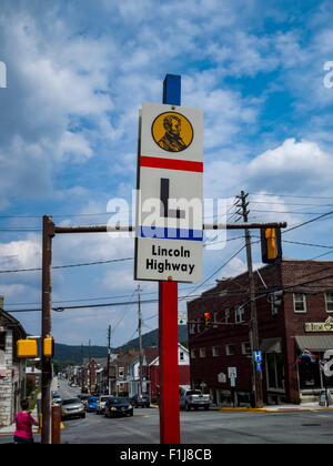 Ein Zeichen in Bedford, Pennsylvania, dem aussichtsreichen Lincoln Highway bezeichnet. Der Lincoln Highway Association entstand 1913 zu eine fast 3400 Meilen langen asphaltierten Straße erstreckt sich von New York nach San Francisco zu ermutigen, motor Reisen zu fördern, vor dem nummerierten USA Routen von der Bundesregierung der Vereinigten Staaten, beginnend in den 1920er Jahren gebaut. Sommer 2015 genommen. Stockfoto