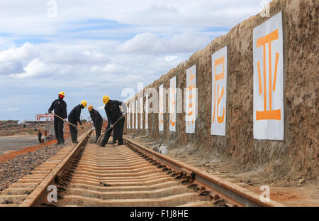 Mtito Andei, Kenia. 2. Sep, 2015. Lokale Mitarbeiter arbeiten an den sechsten Teil Kenias normalspurigen Eisenbahn (SGR) Projekt, in der Nähe von Mtito Andei, Kenia, am 2. September 2015. Mehr als 25.000 Kenianer sind laut dem chinesischen Botschafter in Kenia Liu Xianfa für den Weiterbau der SGR, einer Chinesisch-finanzierten Hochgeschwindigkeits-Eisenbahnstrecke der Hauptstadt Nairobi, Kenia Hafen Stadt Mombasa verlinken eingesetzt worden. © Pan Siwei/Xinhua/Alamy Live-Nachrichten Stockfoto