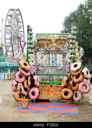 Skill-Game auf der Messe, Riesenrad im Hintergrund, uns 2015. Stockfoto