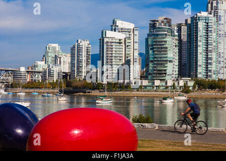 Radfahrer reiten durch ein fruchtgummi in False Creek, Vancouver Stockfoto