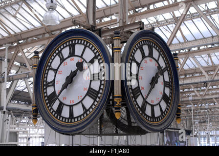 London, UK, Uhr 03.11.2014, an der Waterloo Station. Stockfoto