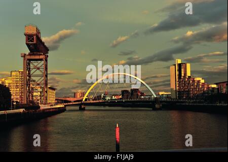 Glasgow, Schottland. 02. Sep 2015. Sonnenuntergang über dem Fluss Clyde mit dem Clyde Arc, bekannt als die Squinty Brücke und die Finnieston Crane von der Sonne beleuchtet. Bildnachweis: Tony Clerkson/Alamy Live-Nachrichten Stockfoto