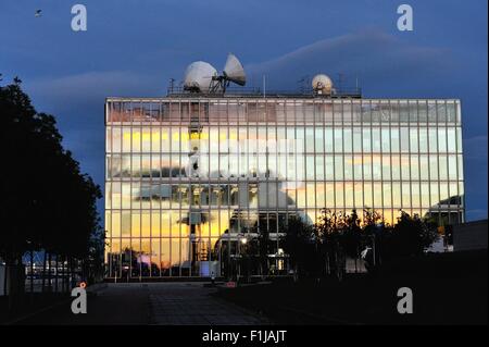 Glasgow, Schottland. 02. Sep 2015. Der Sonnenuntergang spiegelt sich im BBC Schottland Büros auf dem Fluss Clyde Kredit: Tony Clerkson/Alamy Live News Stockfoto