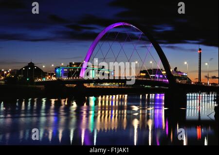 Glasgow, Schottland. 02. Sep 2015. Clyde Arc, auch bekannt als die Squinty Brücke, leuchtet mit STV und BBC Büros in den Hintergrund und das Licht reflektiert auf dem Fluss Clyde Kredit am Abend: Tony Clerkson/Alamy Live News Stockfoto