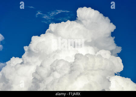 Cirruswolken gegen blauen Himmel in der Nähe von Heathrow Airport, Greater London, England, Vereinigtes Königreich Stockfoto