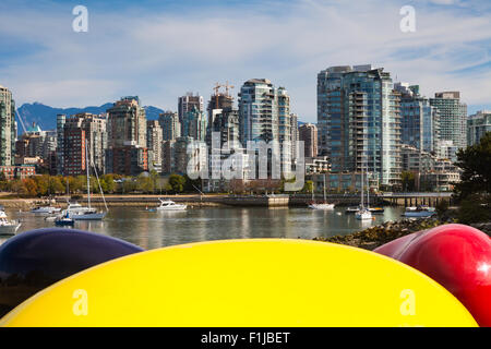 Yaletown Viertel von Vancouver über ein fruchtgummi in False Creek gesehen, Stockfoto