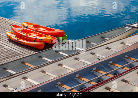 Drachen Boote und Kajaks für ein Dock in False Creek, Vancouver, British Columbia. Stockfoto