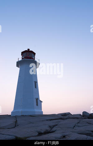 Peggys Cove Leuchtturm bei Sonnenaufgang im späten August. Stockfoto