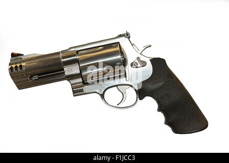 .500 S & W Magnum Pistole auf einem weißen Hintergrund. Stockfoto