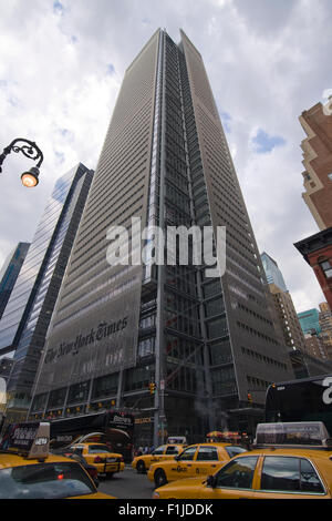 Gelbe Taxis unterwegs Richtung Norden vorbei an der New York Times Building 8th Avenue und W 40th Street in Manhattan Stockfoto