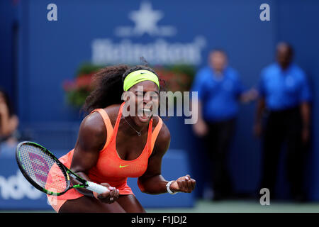 New York, USA. 02. Sep 2015. Serena Williams reagiert nach dem Gewinn des ersten Satzes gegen Kiki Bertens der Niederlande in ihrem zweiten Vorrundenspiel bei den US Open in Flushing Meadows, New York. Bildnachweis: Adam Stoltman/Alamy Live-Nachrichten Stockfoto