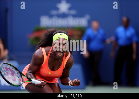 New York, USA. 02. Sep 2015. Serena Williams reagiert nach dem Gewinn des ersten Satzes gegen Kiki Bertens der Niederlande in ihrem zweiten Vorrundenspiel bei den US Open in Flushing Meadows, New York. Bildnachweis: Adam Stoltman/Alamy Live-Nachrichten Stockfoto