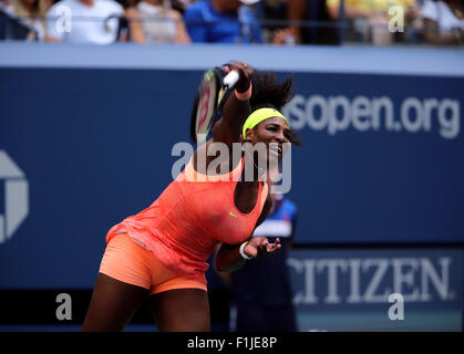 New York, USA. 02. Sep 2015. Serena Williams gegen Kiki Bertens der Niederlande in ihrem zweiten Vorrundenspiel bei den US Open in Flushing Meadows, New York tätig. Bildnachweis: Adam Stoltman/Alamy Live-Nachrichten Stockfoto