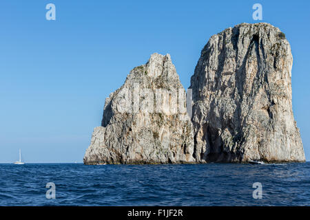 Mezzo (82m) und Scopolo (106m) sind zwei berühmten Faraglioni (Felsformationen) liegt vor der südlichen Küste der Insel Capri Stockfoto