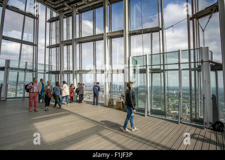 London, UK-Mai, 10., 15 die Shard Beobachtung deck, Touristen, die Besichtigung von das höchste Gebäude in der Europäischen Union Stockfoto