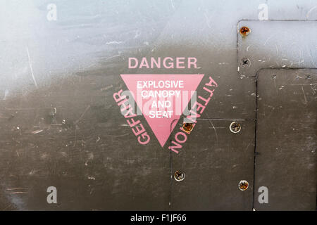 England, Manston airport Museum. Britische GR3 Jaguar Kämpfer. Rosa Dreieck Warnung, Gefahr, explosive Vordach und Sitz. Stockfoto