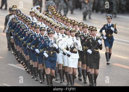 Peking, China. 3. Sep 2015. Weibliche Soldaten der Ehrenwache der drei Dienste der chinesischen Volksbefreiungsarmee bereiten Sie für die Aktivitäten der Gedenkfeier anlässlich des 70. Jahrestag des Sieges von dem chinesischen Volk Krieg der Widerstand gegen die japanische Aggression und anti-faschistische Weltkrieg in Peking, Hauptstadt von China, 3. September 2015. Bildnachweis: Huang Xiaobang/Xinhua/Alamy Live-Nachrichten Stockfoto