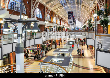 Innere des Victoria Wharf Shopping Centre, Victoria & Albert Waterfront, Cape Town, Western Cape Province, Südafrika Stockfoto