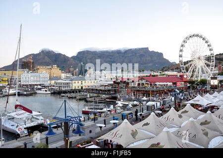 Victoria & Albert Waterfront in der Abenddämmerung, Kapstadt, Westkap, Südafrika Stockfoto