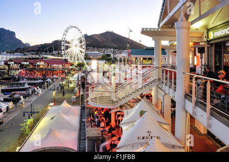 Victoria & Albert Waterfront in der Abenddämmerung, Kapstadt, Westkap, Südafrika Stockfoto