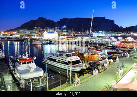 Victoria & Albert Waterfront in der Abenddämmerung, Kapstadt, Westkap, Südafrika Stockfoto