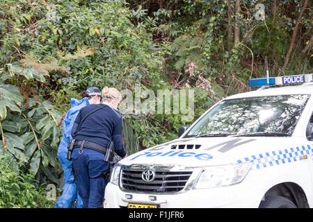 New South Wales forensische Polizisten in eine Immobilie in Sydney, Australien Stockfoto