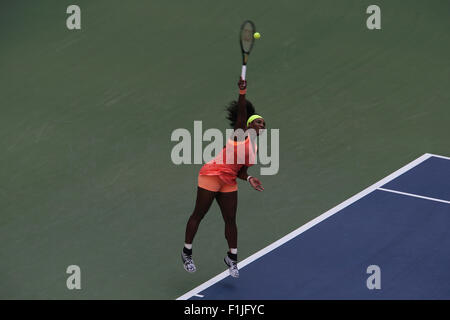 New York, USA. 02. Sep 2015. Serena Williams gegen Kiki Bertens der Niederlande in ihrem zweiten Vorrundenspiel bei den US Open in Flushing Meadows, New York tätig. Bildnachweis: Adam Stoltman/Alamy Live-Nachrichten Stockfoto