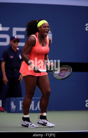 New York, USA. 02. Sep 2015. Serena Williams reagiert auf einen Schuss während ihr Match gegen Kiki Bertens der Niederlande in ihrem zweiten Vorrundenspiel bei den US Open in Flushing Meadows, New York. Bildnachweis: Adam Stoltman/Alamy Live-Nachrichten Stockfoto