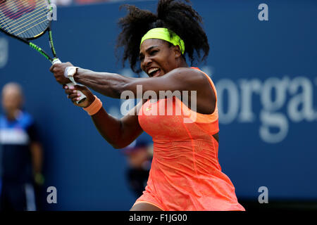 New York, USA. 02. Sep 2015. Serena Williams in Aktion gegen Kiki Bertens der Niederlande in ihrem zweiten Vorrundenspiel bei den US Open in Flushing Meadows, New York. Bildnachweis: Adam Stoltman/Alamy Live-Nachrichten Stockfoto