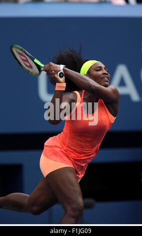 New York, USA. 02. Sep 2015. Serena Williams in Aktion gegen Kiki Bertens der Niederlande in ihrem zweiten Vorrundenspiel bei den US Open in Flushing Meadows, New York. Bildnachweis: Adam Stoltman/Alamy Live-Nachrichten Stockfoto