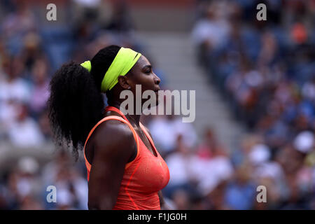 New York, USA. 02. Sep 2015. Serena Williams in ihrem Match gegen Kiki Bertens der Niederlande in ihrem zweiten Vorrundenspiel bei den US Open in Flushing Meadows, New York. Bildnachweis: Adam Stoltman/Alamy Live-Nachrichten Stockfoto