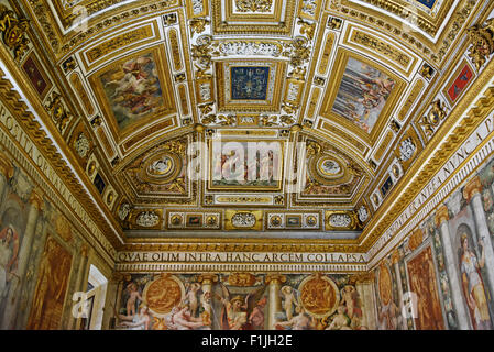 Decke, Gemälde und goldenen Wanddekorationen in der Sala Paolina, des Papstes Kammer, Castel Sant Angelo, Museum, Rom, Latium Stockfoto