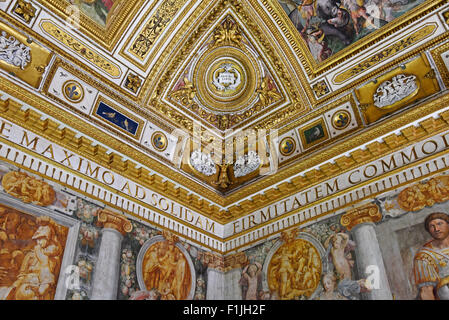 Decke, Gemälde und goldenen Wanddekorationen in der Sala Paolina, des Papstes Kammer, Castel Sant Angelo, Museum, Rom, Latium Stockfoto