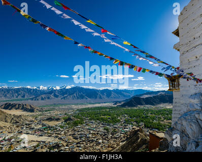 Das Kloster Namgyal Tsemos Gompa und Tsemos Fort, umgeben von tibetischen Gebetsfahnen, hoch über der Altstadt auf einem Stockfoto