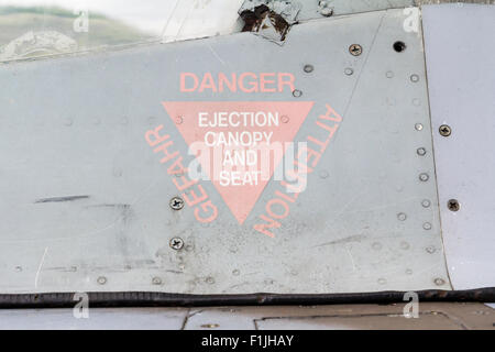 England, Manston airport Museum. Britische GR3 Jaguar Fighter, Dreieck rosa Schild Warnung, Gefahr, 'Auswurf Vordach und Sitz'. Stockfoto