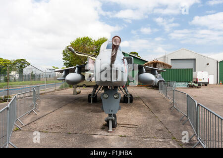 Manston Airport Museum. Britische GR3 Jaguar schließen unterstützen und nuclear Strike Fighter auf dem ehemaligen Flughafen Schürze, jetzt aus wie Outdoor Display eingezäunt. Stockfoto